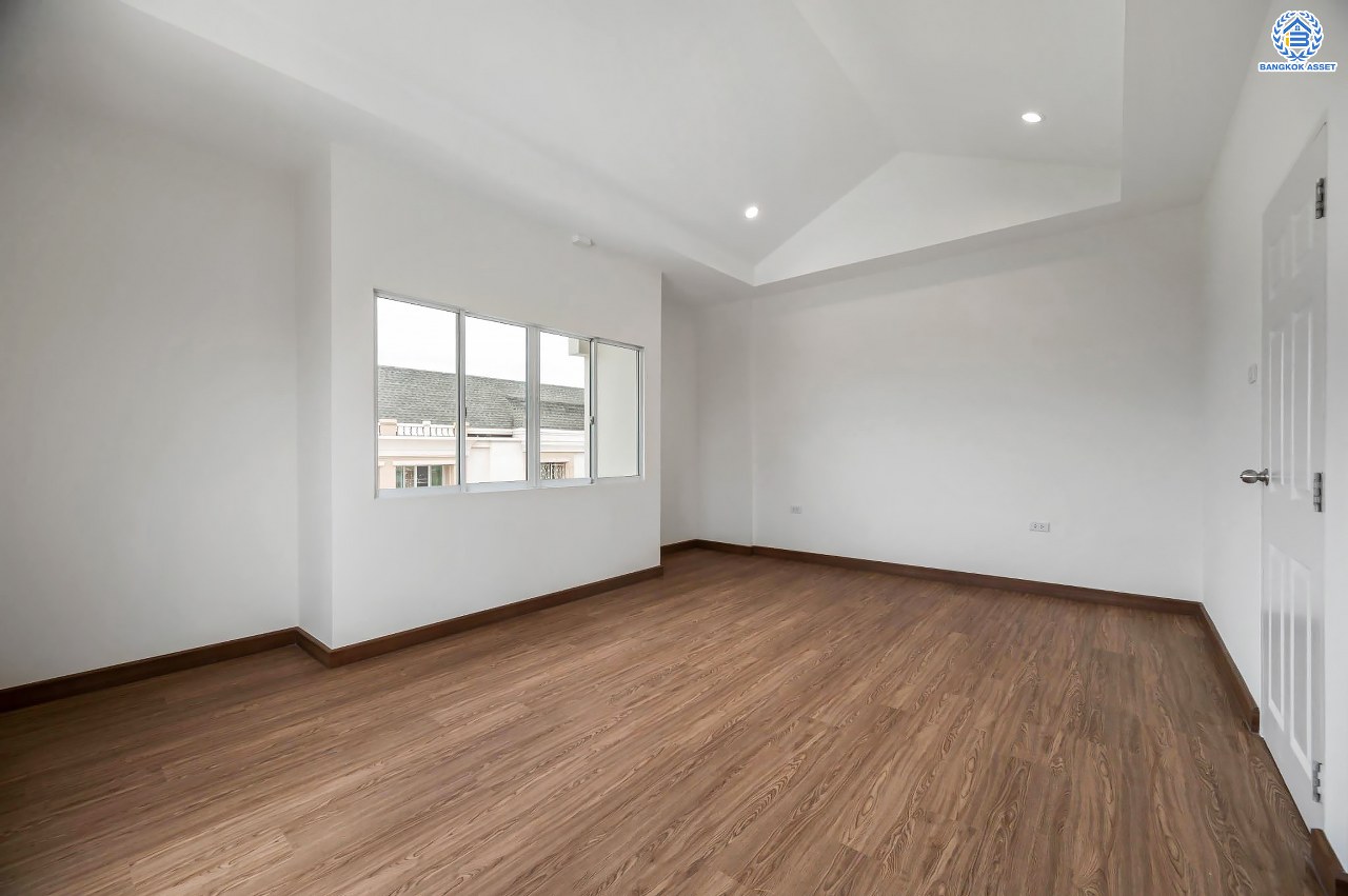 บ้านมือสองตกแต่งใหม่ โครงการ ปริญลักษณ์ วงแหวน-สาทร หลังมุม เนื้อที่ 36.9 ตร.ว. ฟังก์ชัน 3 ห้องนอน 4 ห้องน้ำ 2 ที่จอดรถ ภายในกว้าง พื้นที่ใช้สอยเยอะ บนทำเลเดินทางสะดวก ติดถนนกาญจนาภิเษก เชื่อมต่อถนนเพชรเกษม, ถนนกัลปพฤกษ์ ใกล้รถไฟฟ้าสายสีน้ำเงิน "สถานีหลักสอง"